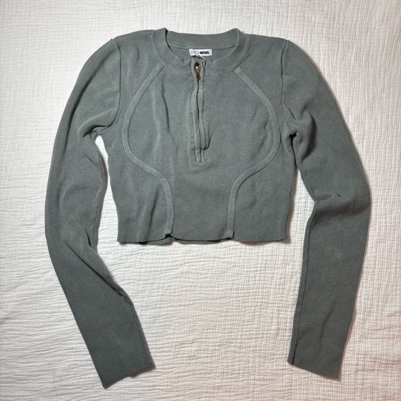 Fashion Nova Tops - Fashion Nova Gray Long Sleeve Crop Top